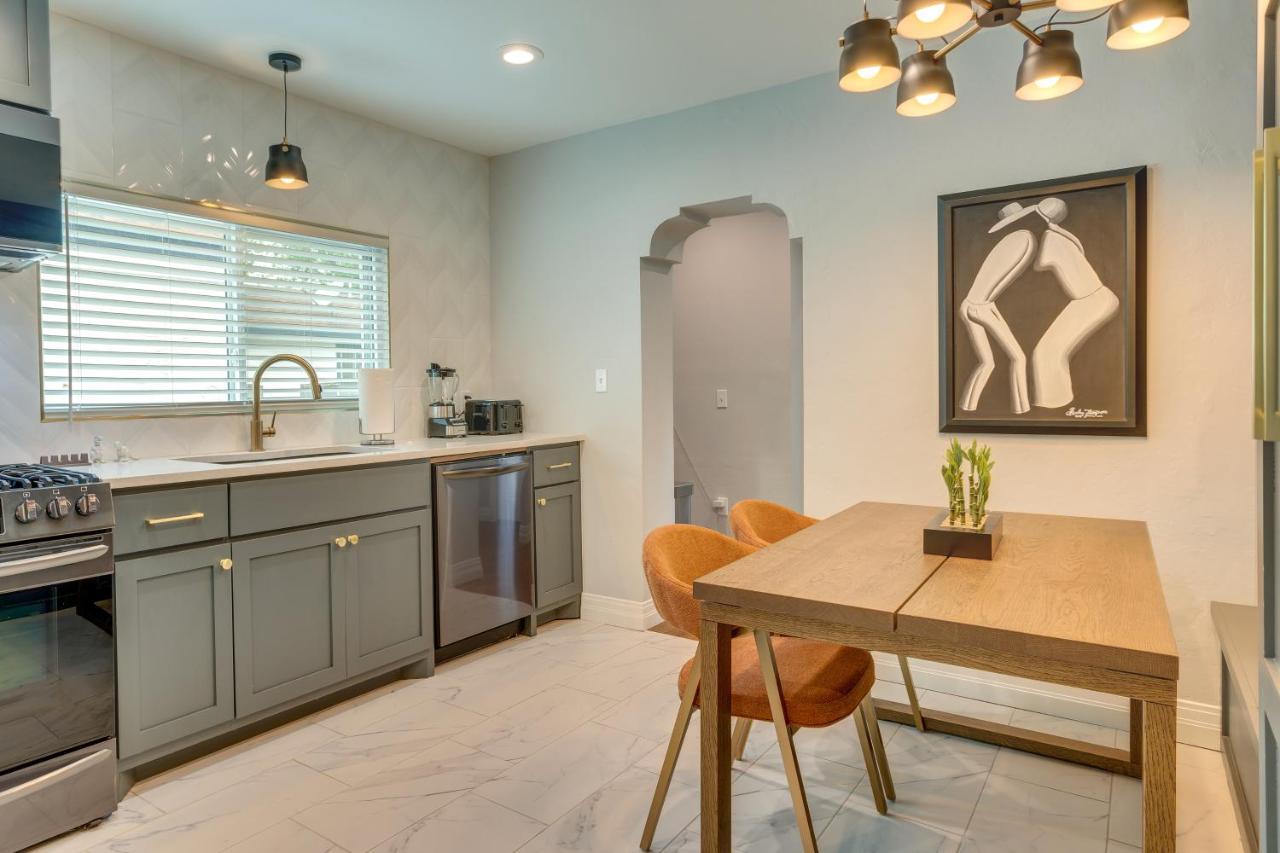 Holiday home Modern With Private Backyard! *