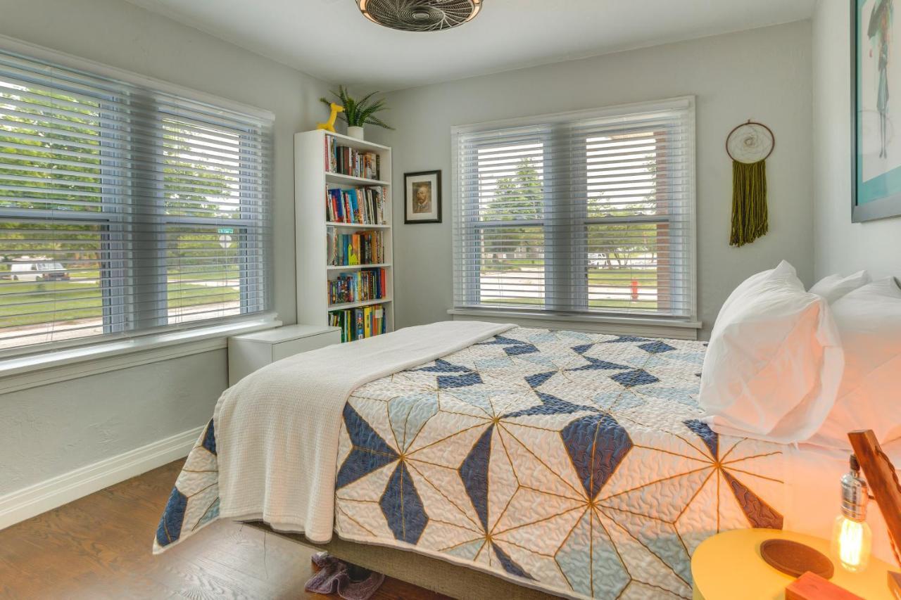 Modern With Private Backyard! Holiday home