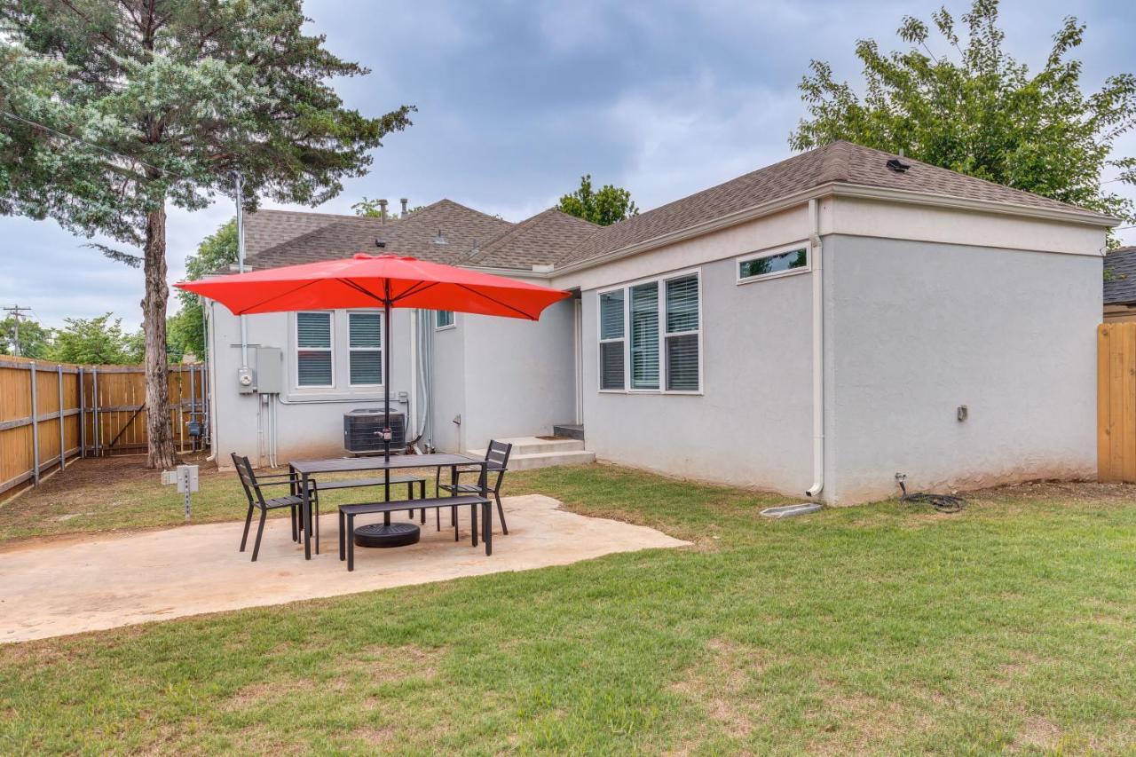Holiday home Modern With Private Backyard!