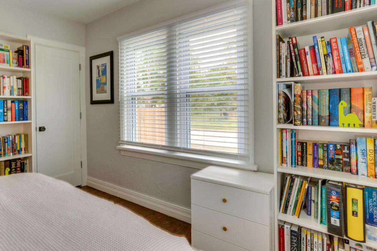 Modern With Private Backyard! Holiday home Oklahoma City